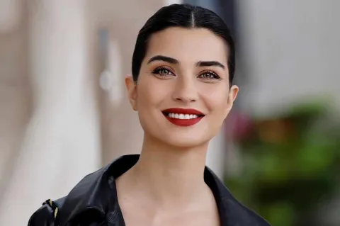 توبا بويوكستون تتربع على عرش الأناقة في Joy Awards 2026