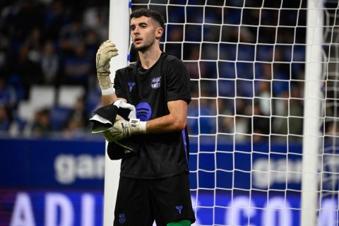 خوان غارسيا يعيد الصلابة الدفاعية في برشلونة ويصل إلى 10 شباك نظيفة