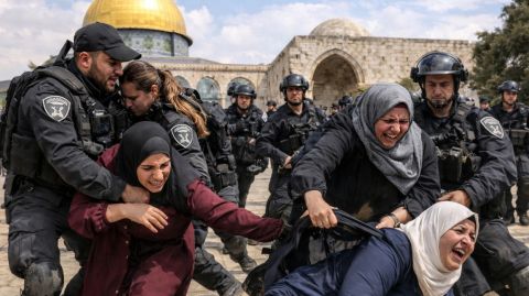 فيديو كارثي: اعتداءات على النساء عند المسجد الأقصى
