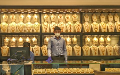 الذهب يتراجع وسط عمليات لجني الأرباح