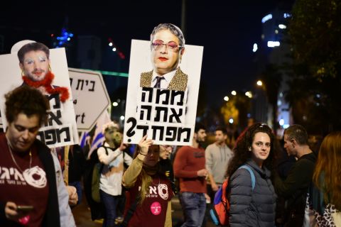 فيديو: بن غفير يرفع سلاحه أمام إسرائيليين محتجين ضده