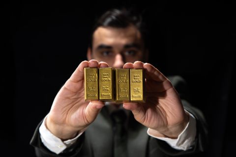 أسعار الذهب تتراجع وسط قوة الدولار