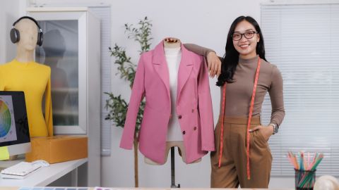 طرق تنسيق اللون الوردي حسب لون البشرة والمناسبة