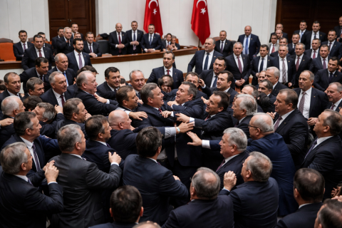 فيديو: حملة عنيفة ضد تجار المخدرات 