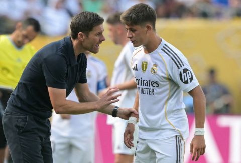 ألونسو يضع شرطًا لخلافة سلوت في ليفربول: التعاقد مع أردا غولر