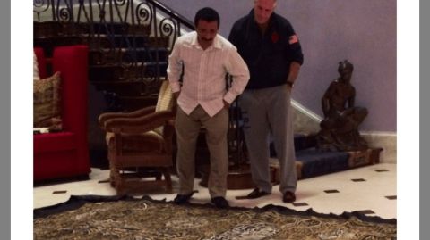 بالصور: إبستين مع كسوة الكعبة