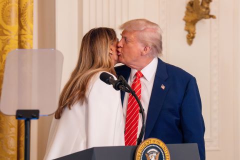 فيديو: أفعال غريبة لترامب أثناء حديث زوجته 