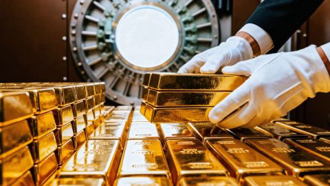 الذهب يرتفع مع تراجع الدولار وزيادة الطلب عليه