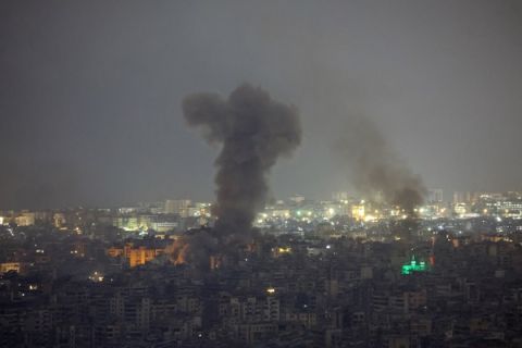 بينهم مسعفون.. قتلى في غارات إسرائيلية عنيفة على جنوب لبنان