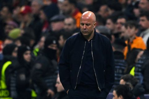 التحكيم خذلنا: سلوت محبط بعد خسارة ليفربول أمام غلطة سراي