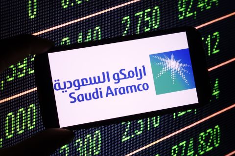 أرامكو تحول شحنات نفط مؤقتًا إلى ميناء ينبع