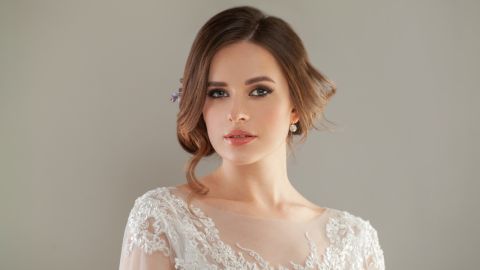 أفكار مكياج هادئ يبرز جمال العيون العسلية للعروس