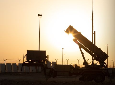 سقوط شظايا صاروخية قرب بيت شيمش في إسرائيل.. والطوارئ تهرع للمكان