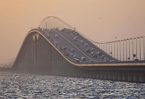 تصعيد غير مسبوق.. تعليق حركة العبور على جسر الملك فهد