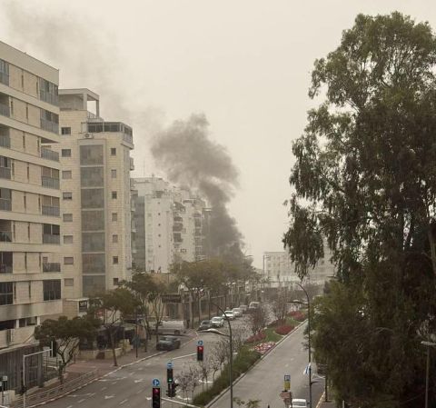 دوي انفجارات ودمار بموقع سقوط شظايا صاروخية في إسرائيل