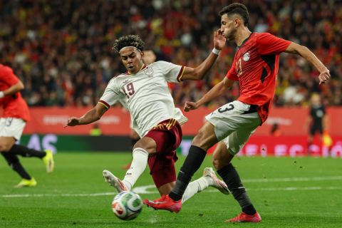 صدمة يامال: كواليس خروج نجم برشلونة غاضباً بعد هتافات عنصرية في لقاء مصر