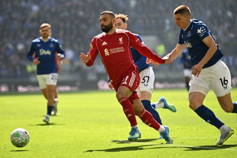 تمزق عضلي ينهي مشوار صلاح مع ليفربول وسباق مع الزمن للحاق بالمونديال