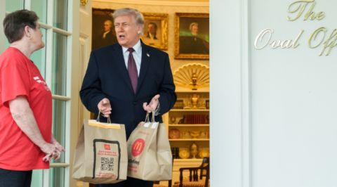 ترامب يستلم طلب ماكدونالدز ويمنح عاملة التوصيل 100 دولار