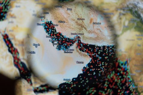 لعبة شد وجذب..هرمز يتحول إلى 