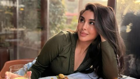 ياسمين صبري تخطف الأنظار بفستان ذهبي فضي لامع في حفل L'Oréal Paris