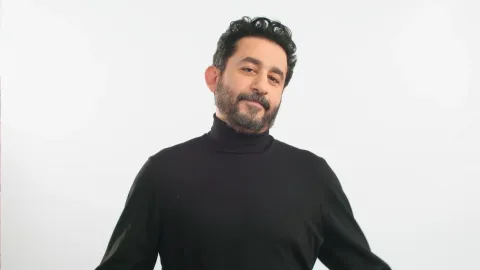 دموع أحمد حلمي تثير مشاعر المصلّين وهو يؤم بهم في جنازة والدته