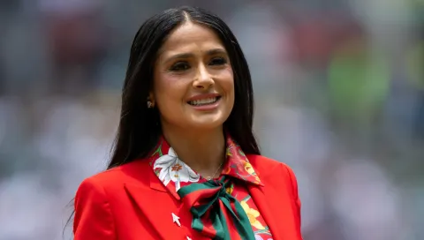 سلمى حايك تخطف الأنظار ببدلة حمراء أنيقة في حفل افتتاح كأس العالم 2026