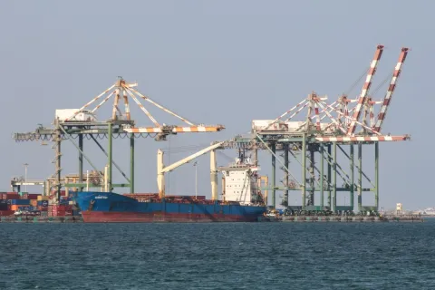 UKMTO: Boat of 6 armed men and cargo ship exchange fire near Yemen