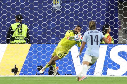 دونيس يضع قوانينه مع منتخب السعودية خلال كأس العالم