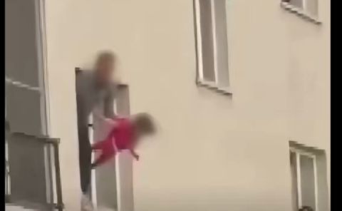 رجل يحتجز ابنته البالغة 3 سنوات ويهددها بسكين من نافذة منزل