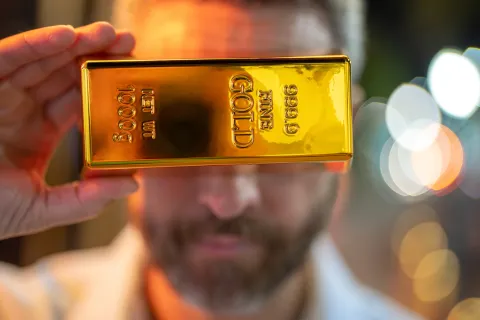أسعار الذهب تواصل الصعود مع تراجع الفائدة 