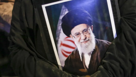 ظهور نادر لأبناء خامنئي في مراسم التشييع.. وغياب مجتبى يفتح باب التكهنات