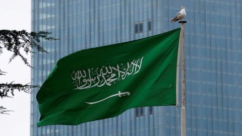 عاجل| وزارة الدفاع اليمنية تقصف مطار صنعاء والحوثيون يتهمون السعودية