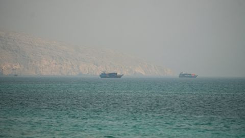 انفجار لغم بحري في ناقلة نفط بمضيق هرمز