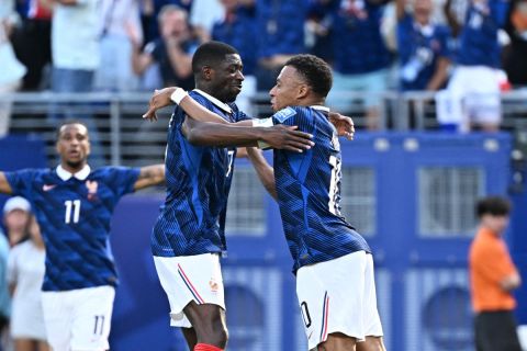 فرنسا تزيح السويد من كأس العالم... وميسي يسمع صوت أنفاس مبابي بوضوح