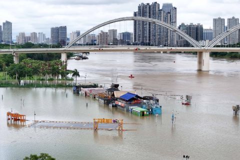Typhoon in China kills 15 and forces tens of thousands to flee