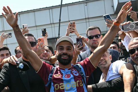 بالصور: جماهير طرابزون سبور تحتشد في إسطنبول لاستقبال محمد صلاح