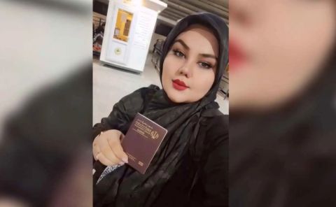 فضيحة في العراق.. بلوغر إيرانية تختم جوازها بنفسها 