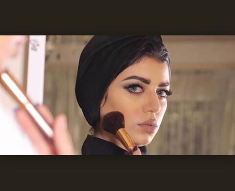 نجلاء عبدالعزيز بدون حجاب خارج السعودية ثم تنشر صورها عن طريق الخطأ