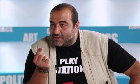 سامح عبدالعزيز يحتفل وسط عائلته بخروجه من السجن!