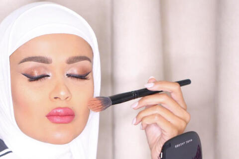 للفتاة المحجبة احترفي وضع المكياج من مدونة الموضة مرمر