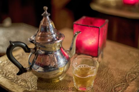 طريقة عمل القهوة السعودية يمكن تقديمها مع التمر