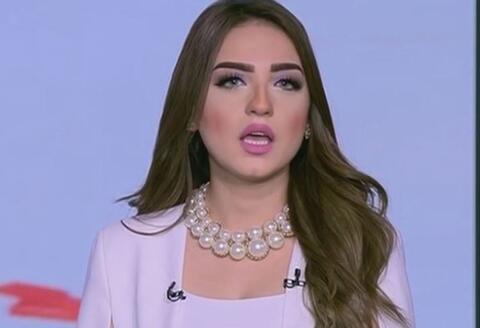 الإعلامية ياسمين عز تثير ضجة بعد ظهورها بفستان مكشوف الصدر في حفل 
