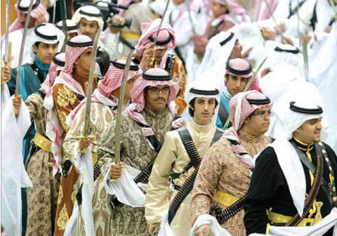 الأكثر تداولًا في السعودية.. الأمير خالد الفيصل يؤدي العرضة