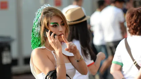 فتيات إيرانيات يتحدين القوانين ويدخلن الملاعب.. إليكم الطريقة! (صور)