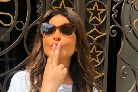 إليسا تتمايل في شوارع باريس بفستان مريح وحيوي من توقيع 