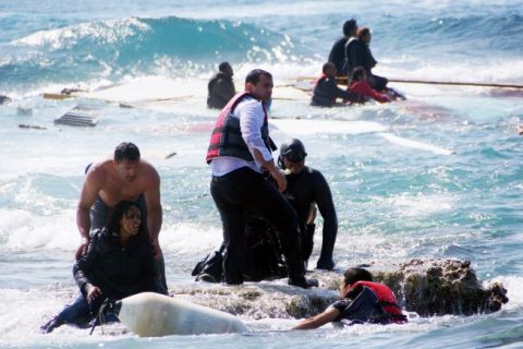 انتشال جثث 12 مهاجرا بينهم 8 أطفال غرقوا في بحر ايجة