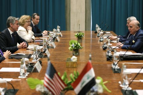 Iraqis banned from trading in US dollar