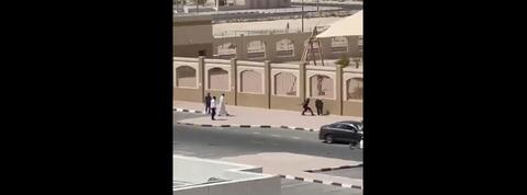 كويتي يعتدي بوحشية على امرأة في الشارع العام (فيديو)