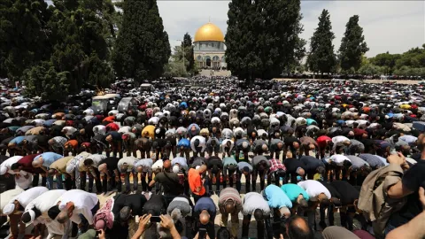عشرات الالاف يؤدون الجمعة الثالثة من رمضان في الأقصى رغم القيود الاسرائيلية