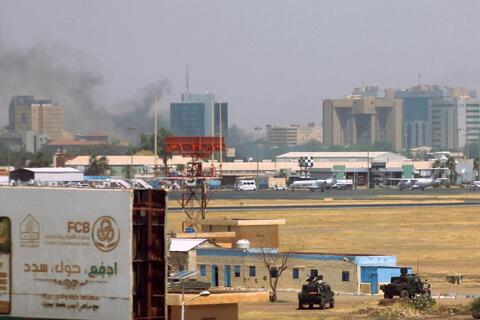 اصابة طائرة سعودية باضرار جراء اطلاق نار بمطار الخرطوم